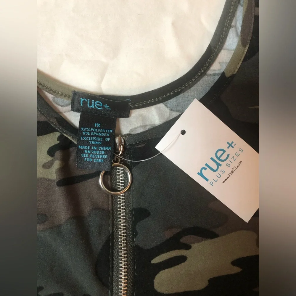 RUE 21 CAMO TANK TOP - Picture 3 of 6